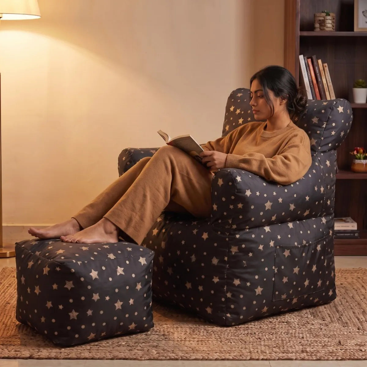 Royal Chair Golden Stars: woman reading by the lamp - Magalis Egypt
